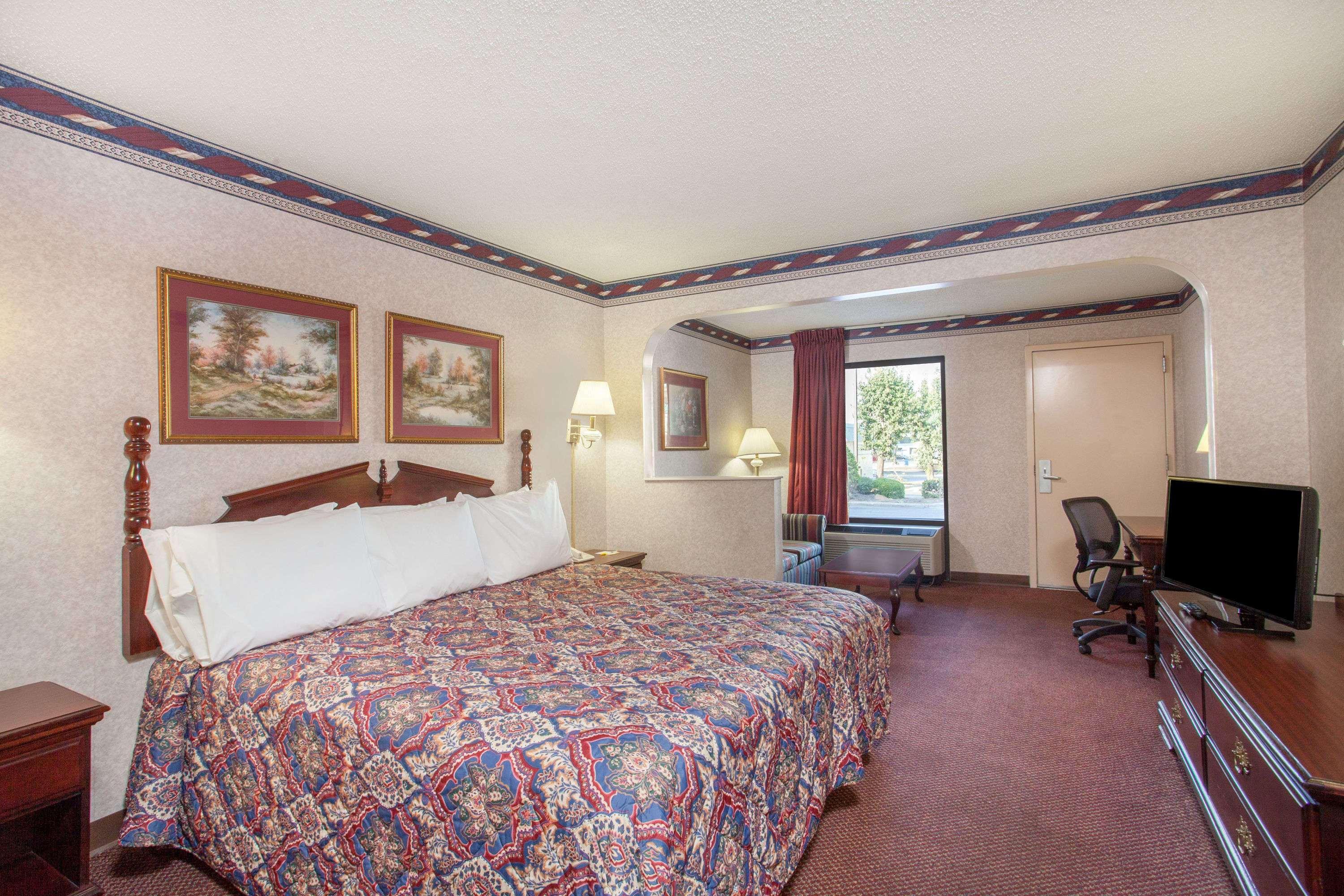 Days Inn By Wyndham Saint Pauls Ngoại thất bức ảnh