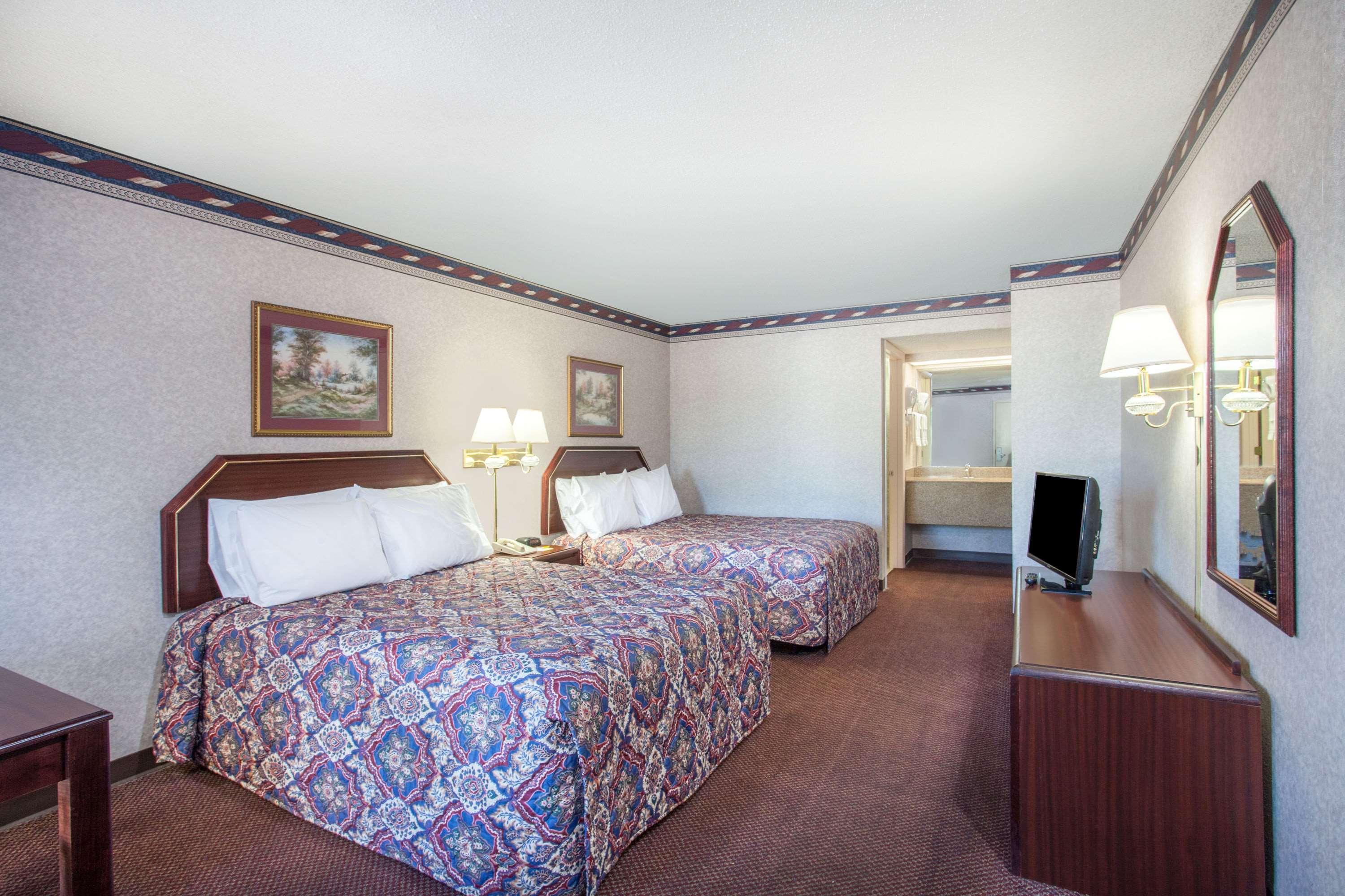 Days Inn By Wyndham Saint Pauls Ngoại thất bức ảnh
