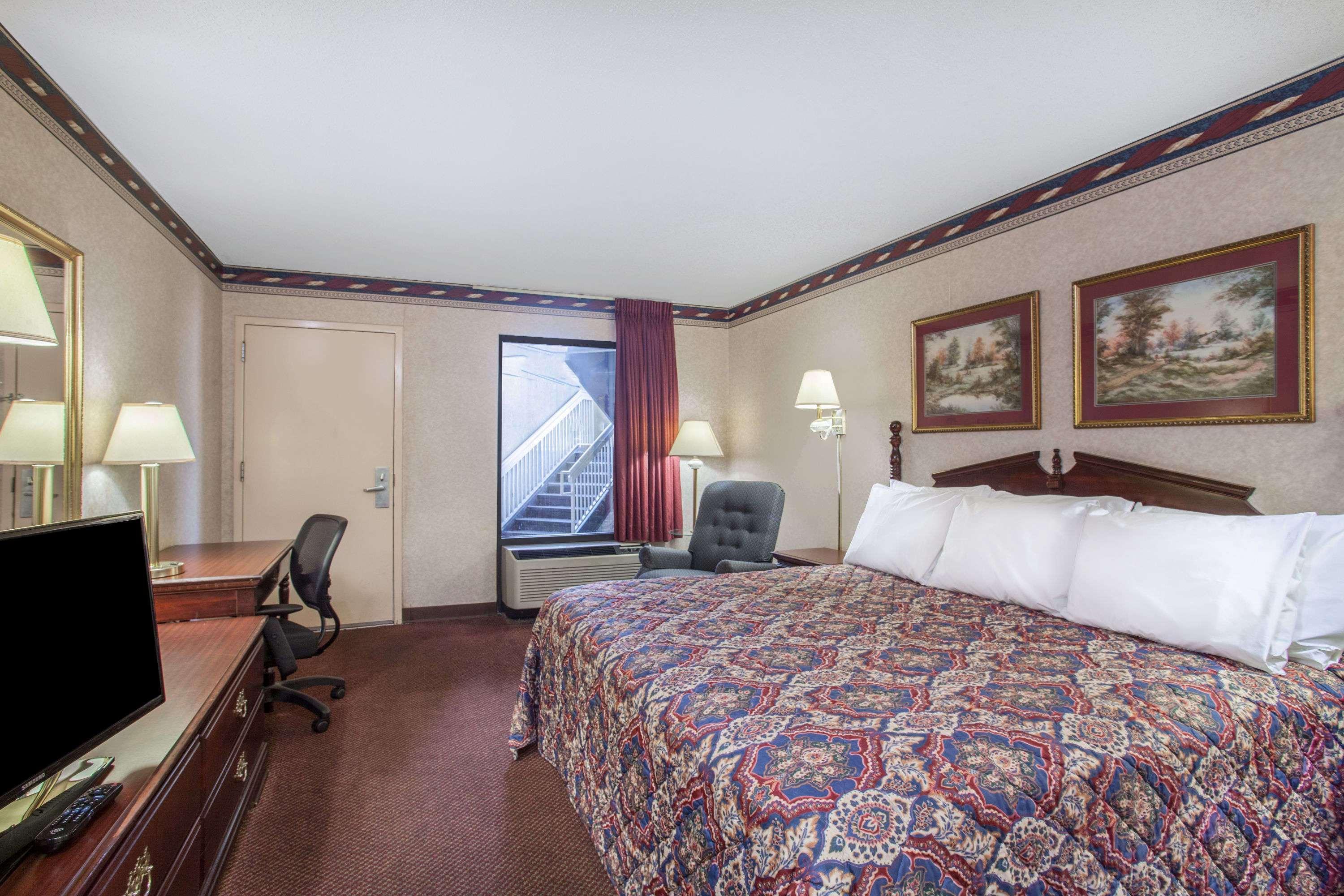 Days Inn By Wyndham Saint Pauls Ngoại thất bức ảnh
