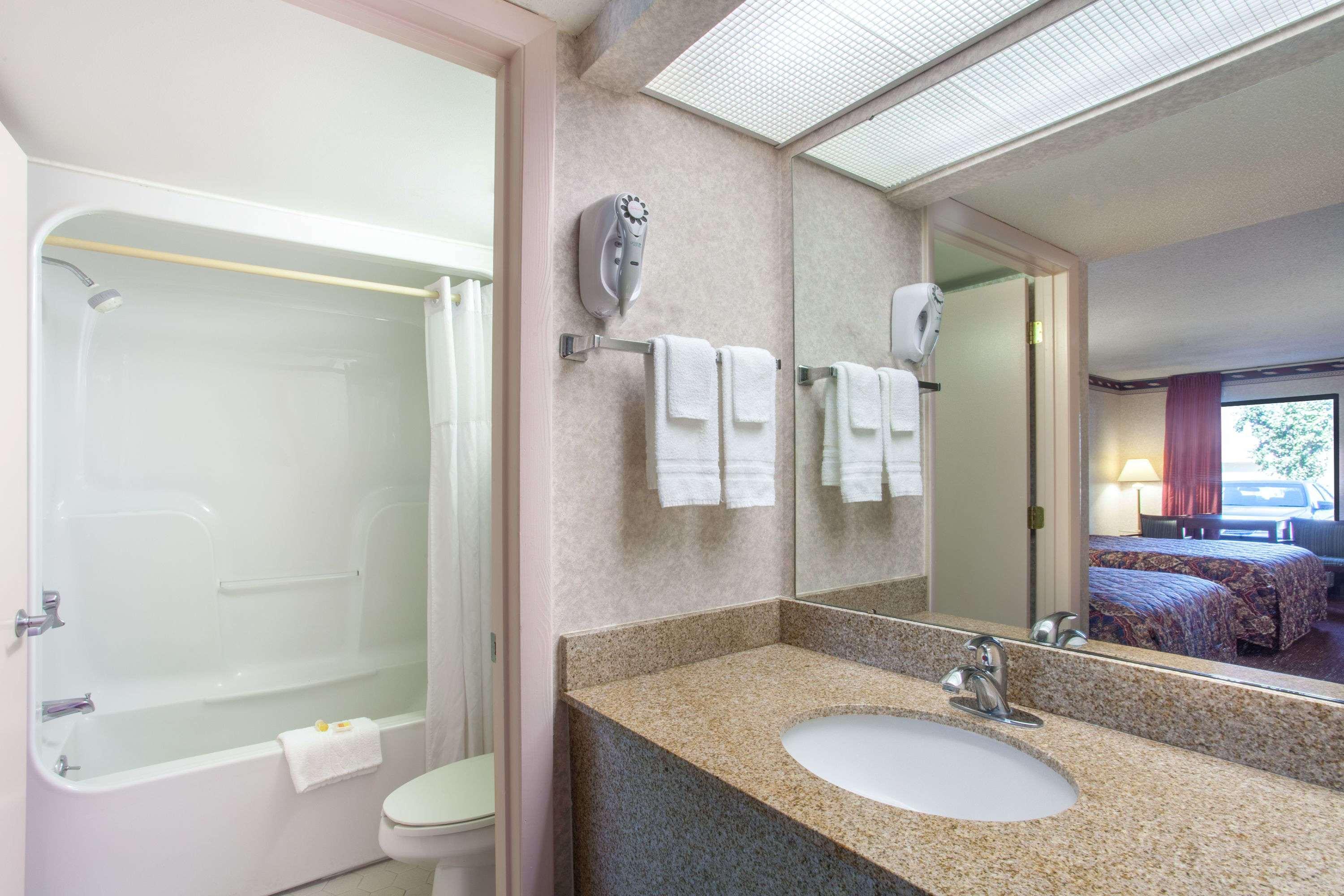 Days Inn By Wyndham Saint Pauls Ngoại thất bức ảnh