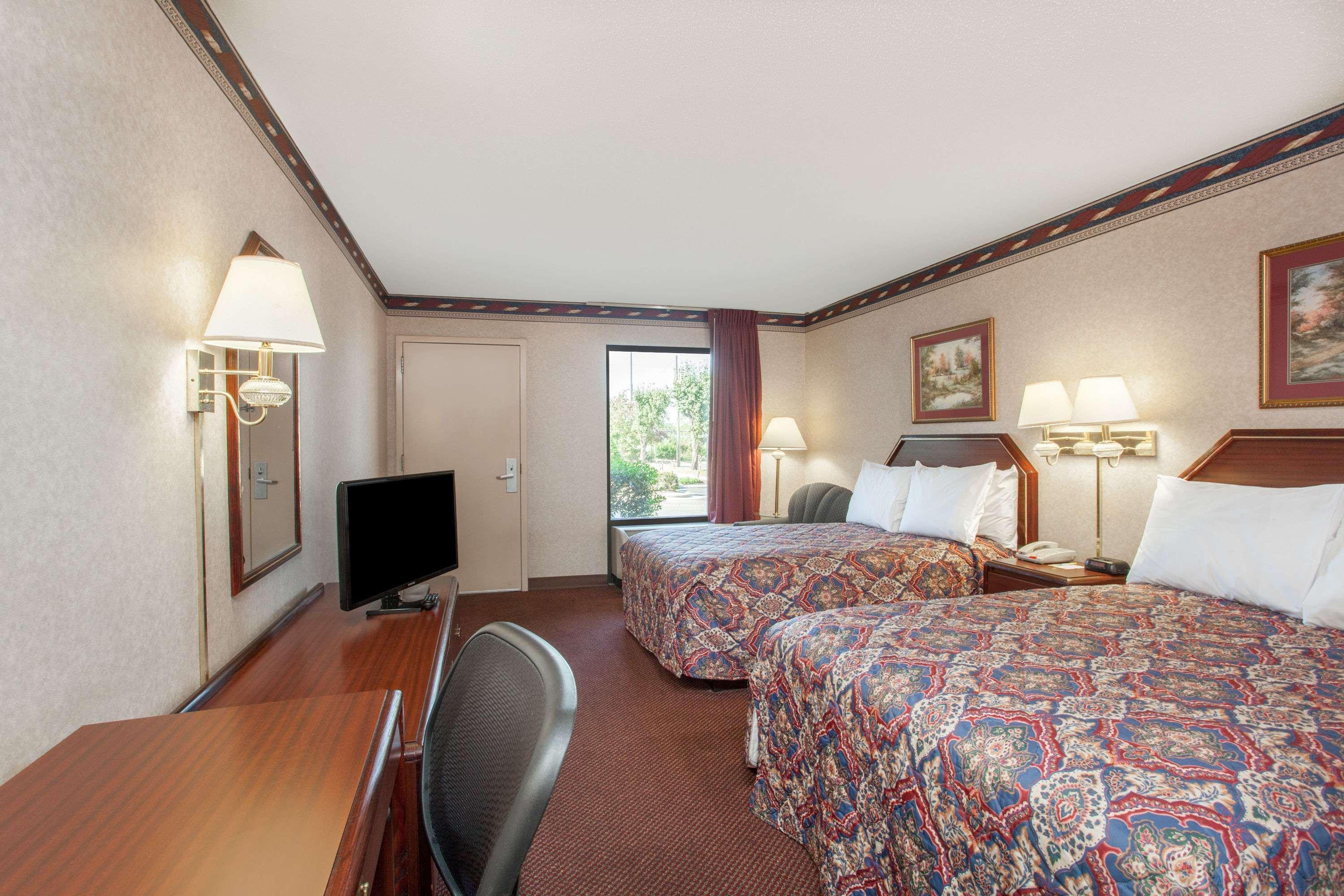 Days Inn By Wyndham Saint Pauls Ngoại thất bức ảnh