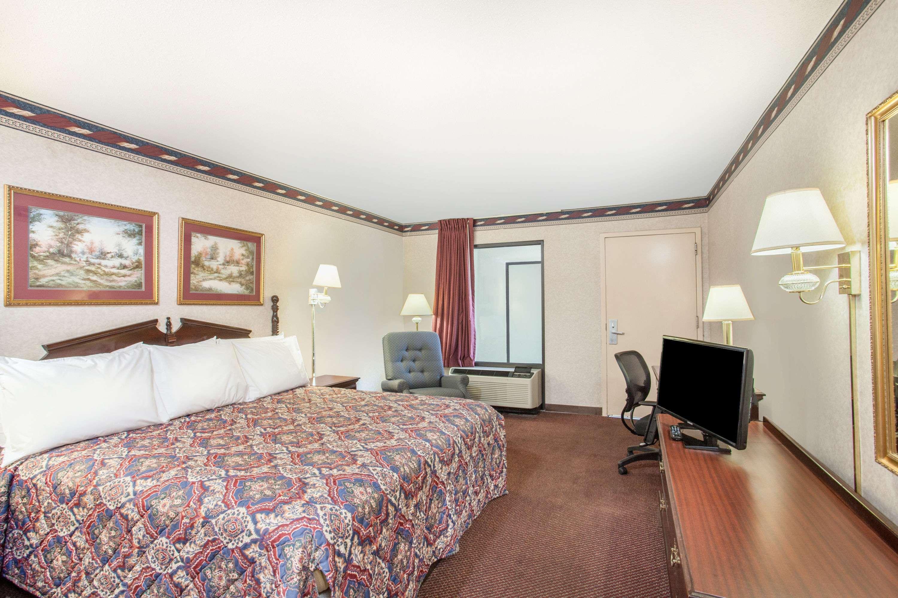 Days Inn By Wyndham Saint Pauls Ngoại thất bức ảnh