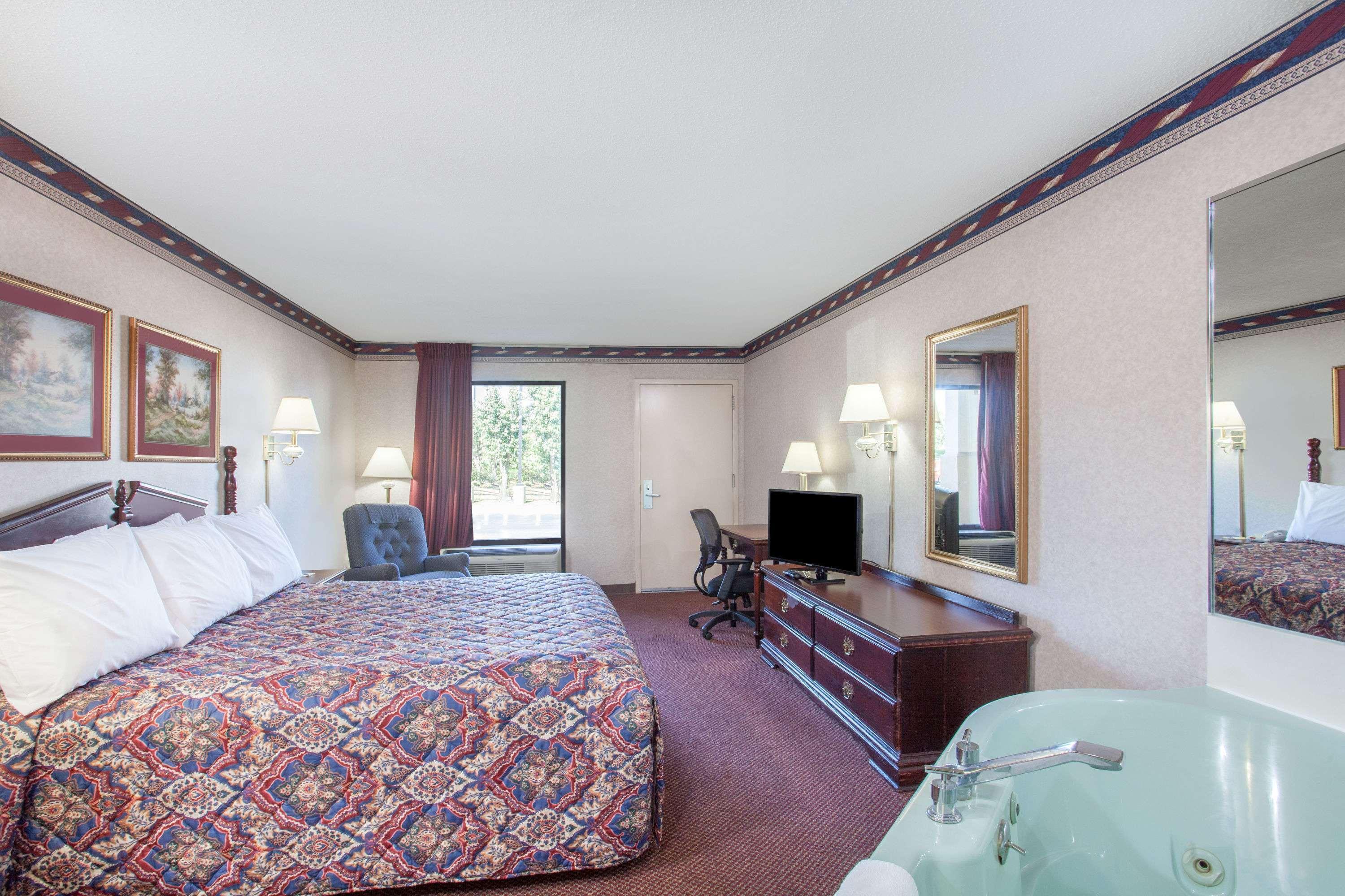 Days Inn By Wyndham Saint Pauls Ngoại thất bức ảnh